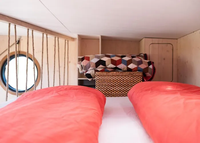 Besonderer Urlaub Auf Hausboot Tystnaden Botel Hamburg