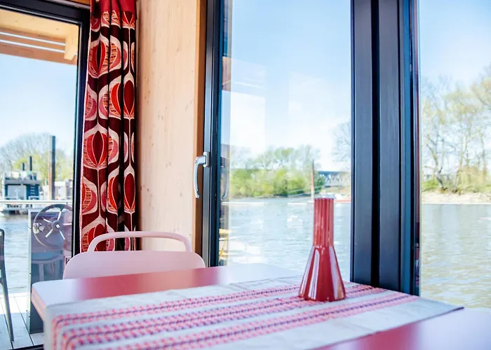 Besonderer Urlaub Auf Hausboot Tystnaden Botel